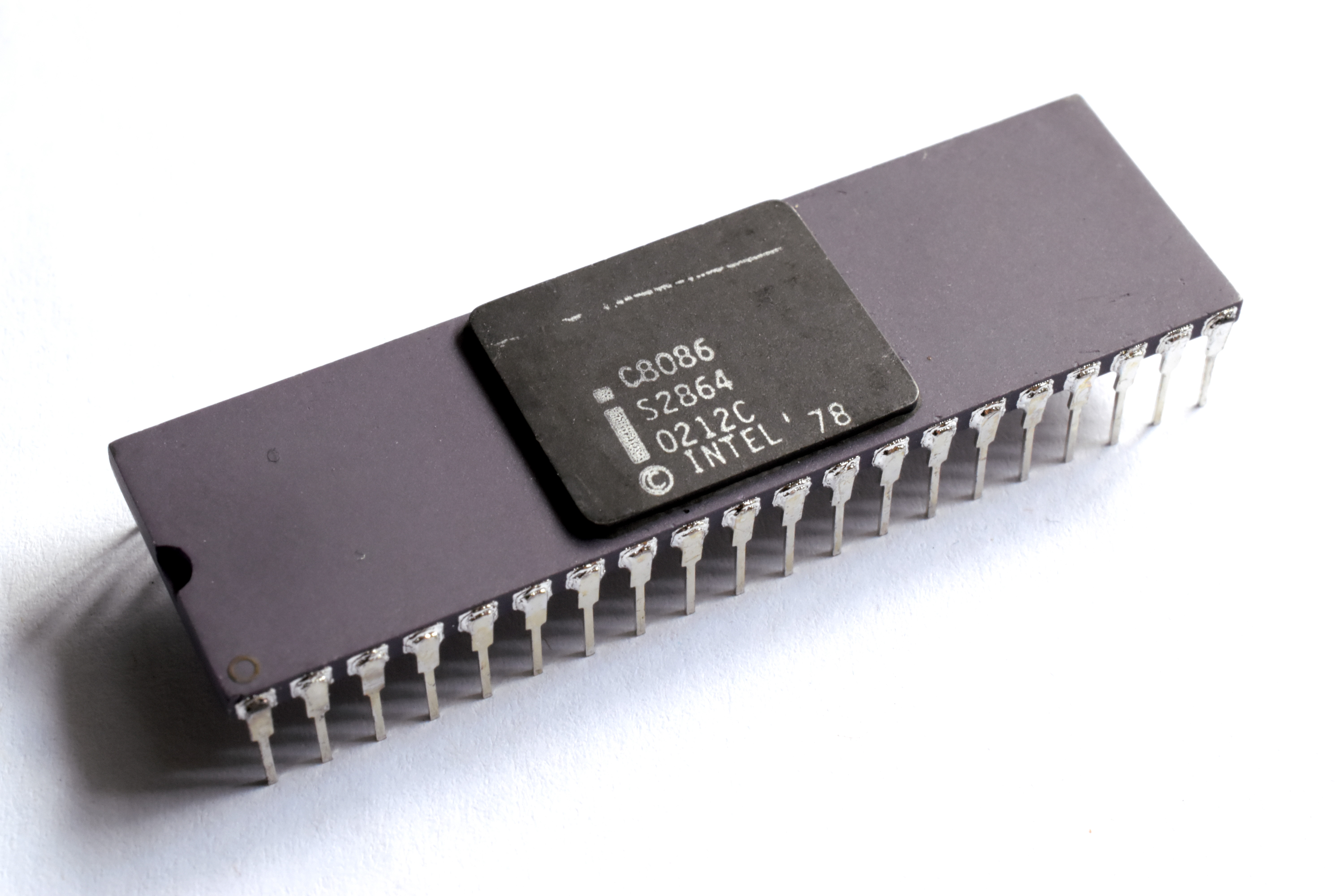 Processeur Intel 8086 dans son boîtier en céramique à 40 broches