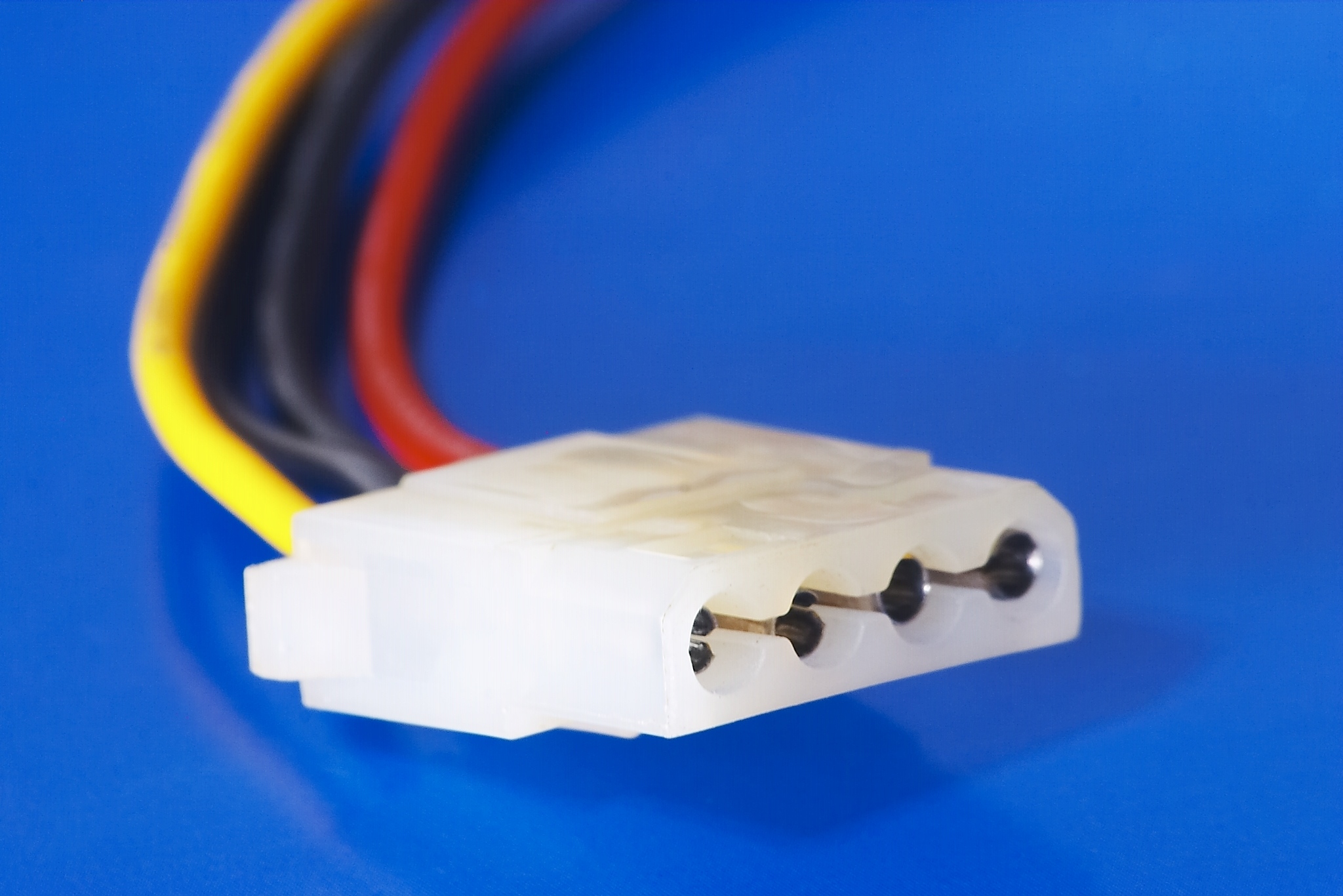 Connecteur Molex à quatre broches cylindriques, avec ses deux coins biseautés