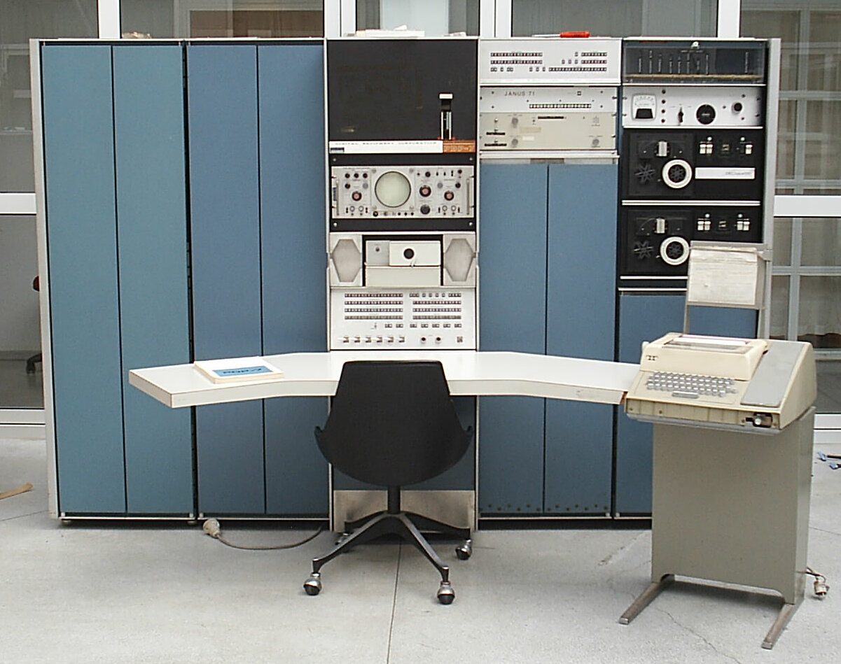 Ordinateur PDP-7 : armoires bleues, pupitre de commande et téléscripteur