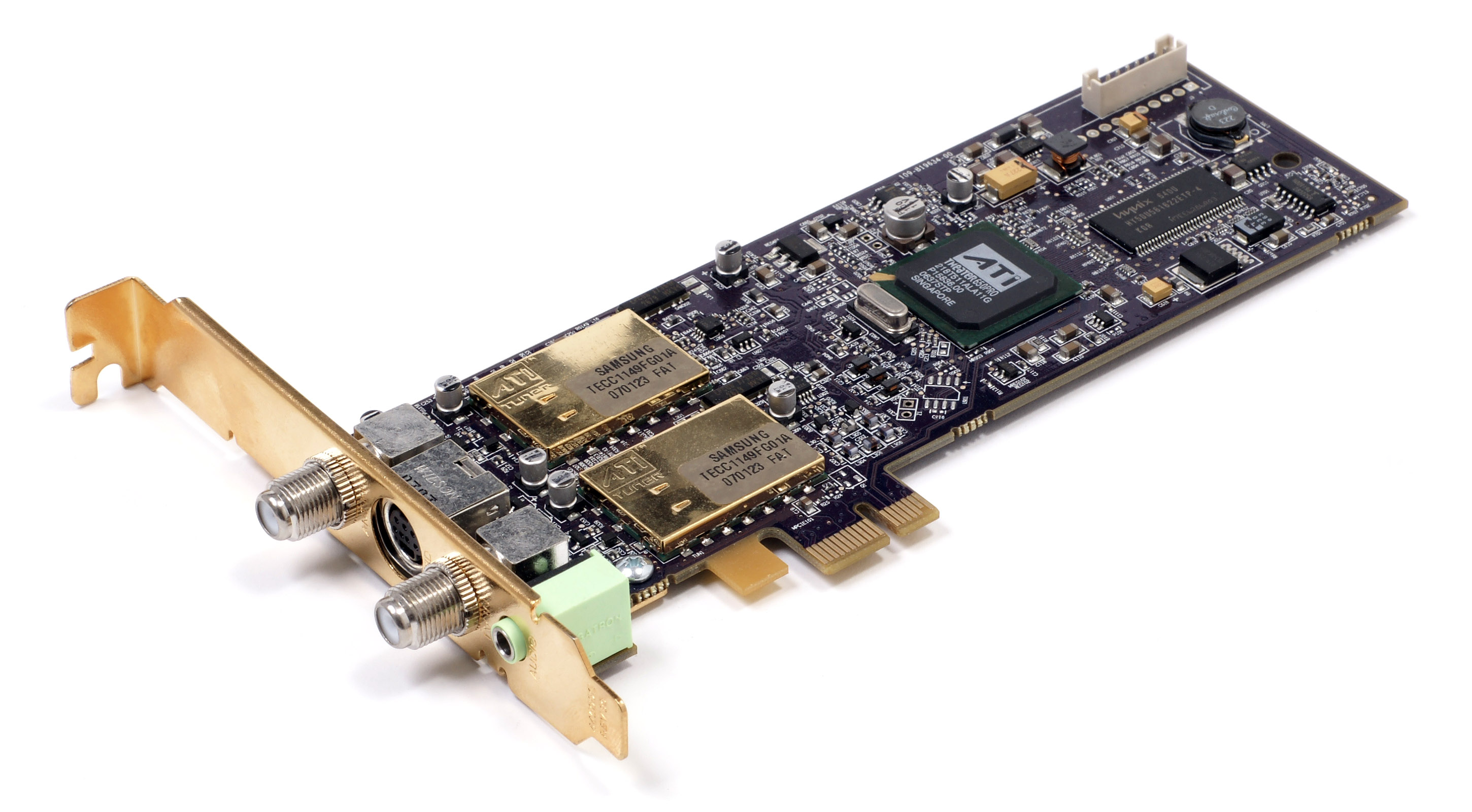 Carte syntonisatrice PCIe ATI Twin Wonder, munie de deux syntonisateurs et de deux connecteurs coaxiaux sur son équerre