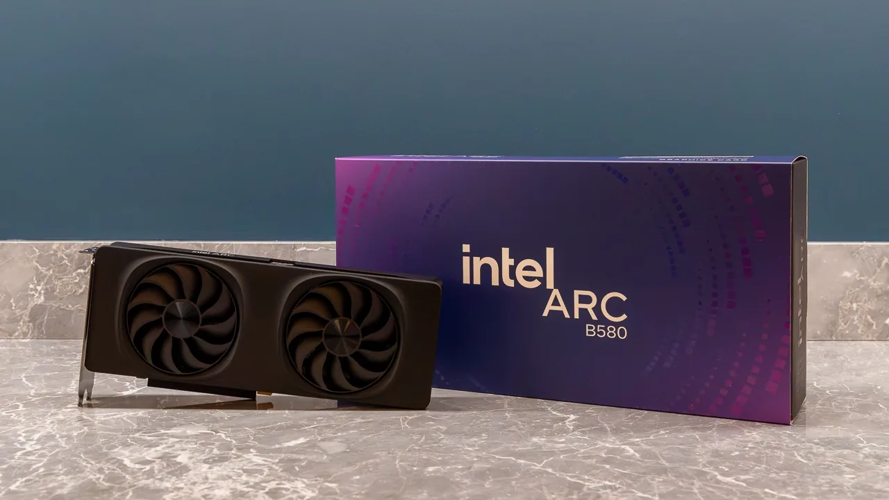 Carte graphique Intel Arc B580 à deux ventilateurs, appuyée contre sa boîte violette