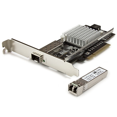 Carte réseau PCIe à port SFP+ accompagnée de son module optique