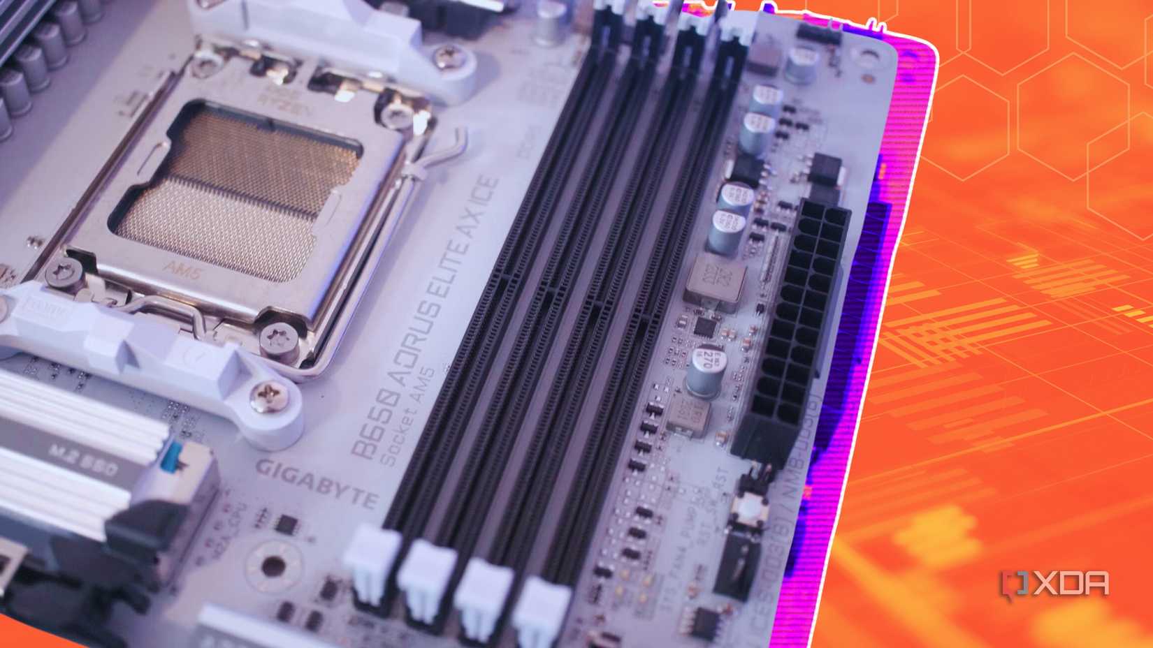 Quatre connecteurs DIMM DDR5 sur B650 Aorus AX Ice