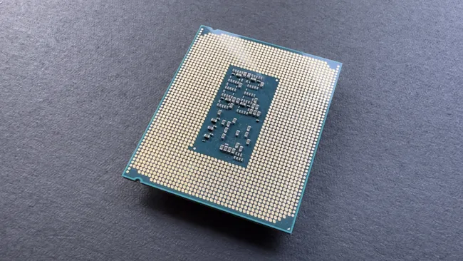 Face arrière d'un processeur Intel Arrow Lake, montrant ses contacts dorés