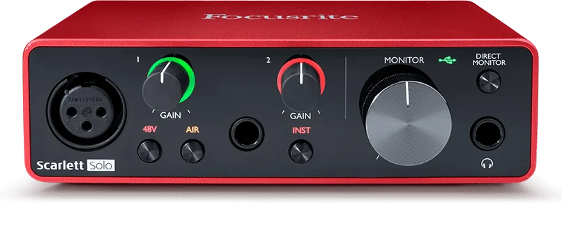 Face avant d'une interface audio USB Focusrite Scarlett Solo avec entrée XLR, boutons de gain et sortie casque