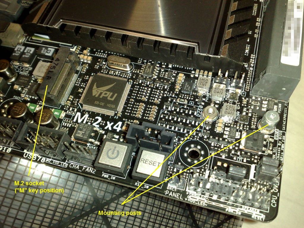 Connecteur M.2 à clé M, avec les mécanismes de maintien du module