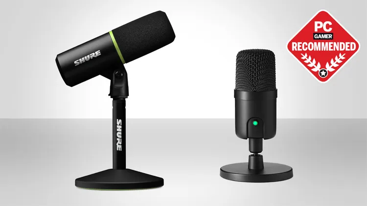 Deux microphones USB sur pied de bureau, un modèle Shure à gauche et un modèle compact à droite