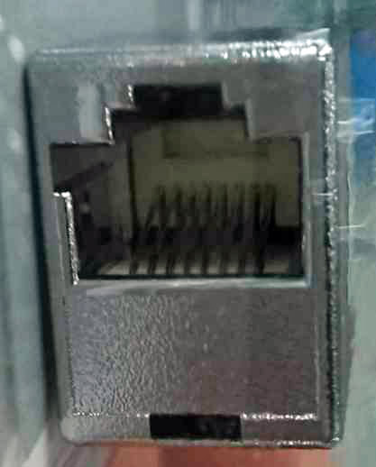 Connecteur RJ45 blindé vu de face, avec ses huit contacts