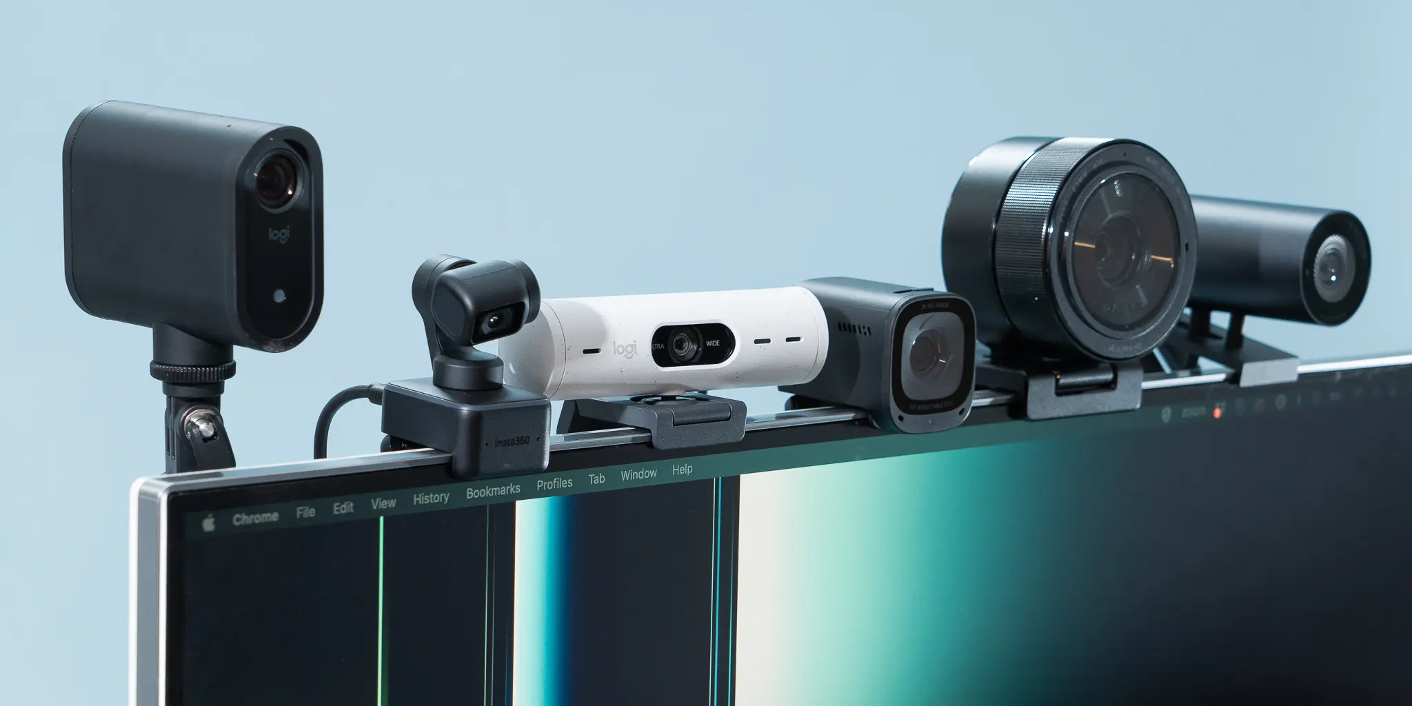 Cinq webcaméras de modèles différents fixées sur le dessus d'un moniteur